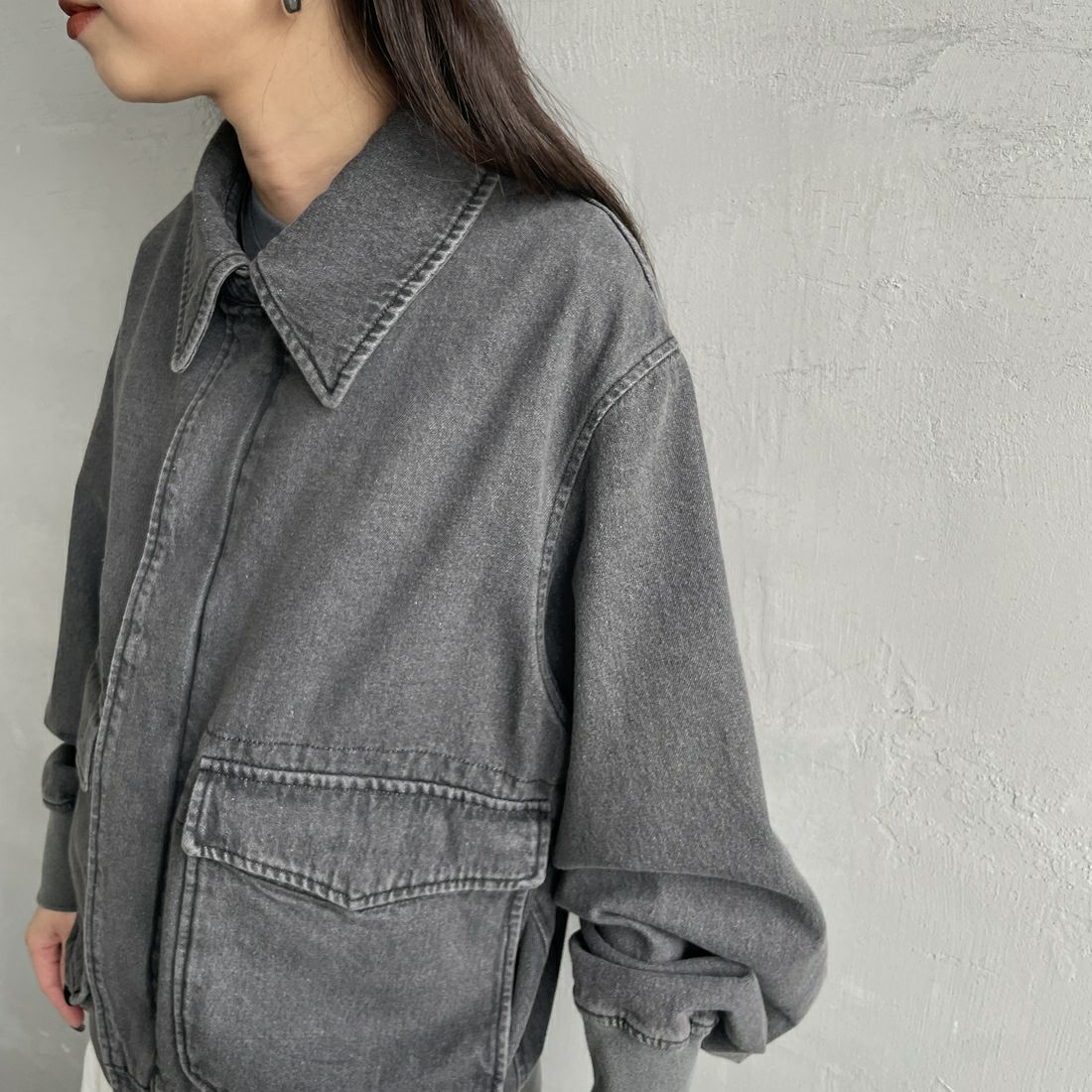 ARMY TWILL SANFORIZED [アーミーツイル サンフォライズド] 別注 ショート丈 デニムブルゾン [AM-2614502-INT-JF] BLACK &&モデル身長：150cm 着用サイズ：S&&