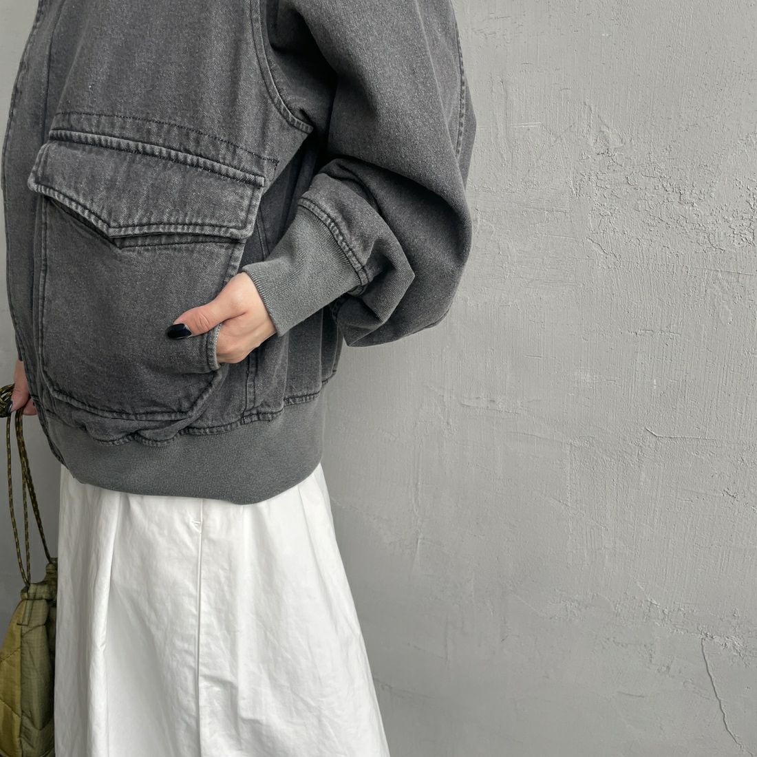 ARMY TWILL SANFORIZED [アーミーツイル サンフォライズド] 別注 ショート丈 デニムブルゾン [AM-2614502-INT-JF] BLACK &&モデル身長：150cm 着用サイズ：S&&