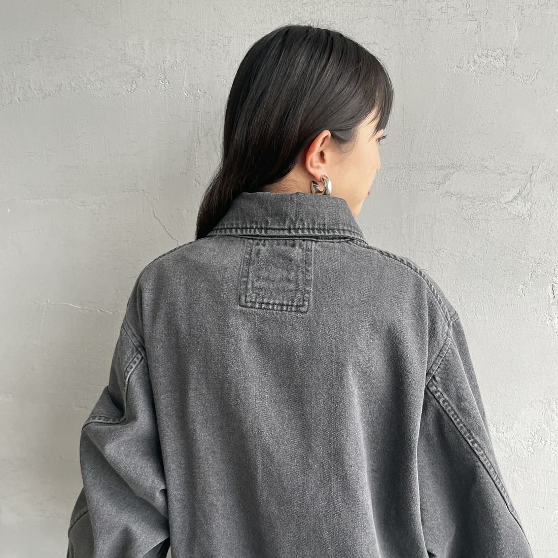 ARMY TWILL SANFORIZED [アーミーツイル サンフォライズド] 別注 ショート丈 デニムブルゾン [AM-2614502-INT-JF] BLACK &&モデル身長：158cm 着用サイズ：S&&