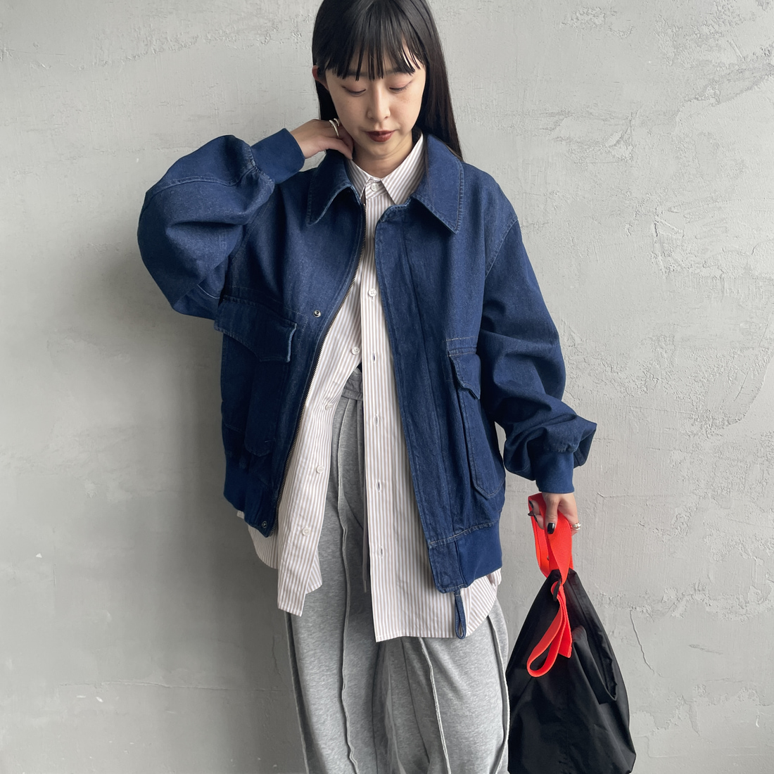 ARMY TWILL SANFORIZED [アーミーツイル サンフォライズド] 別注 ショート丈 デニムブルゾン [AM-2614502-INT-JF] NAVY &&モデル身長：150cm 着用サイズ：S&&
