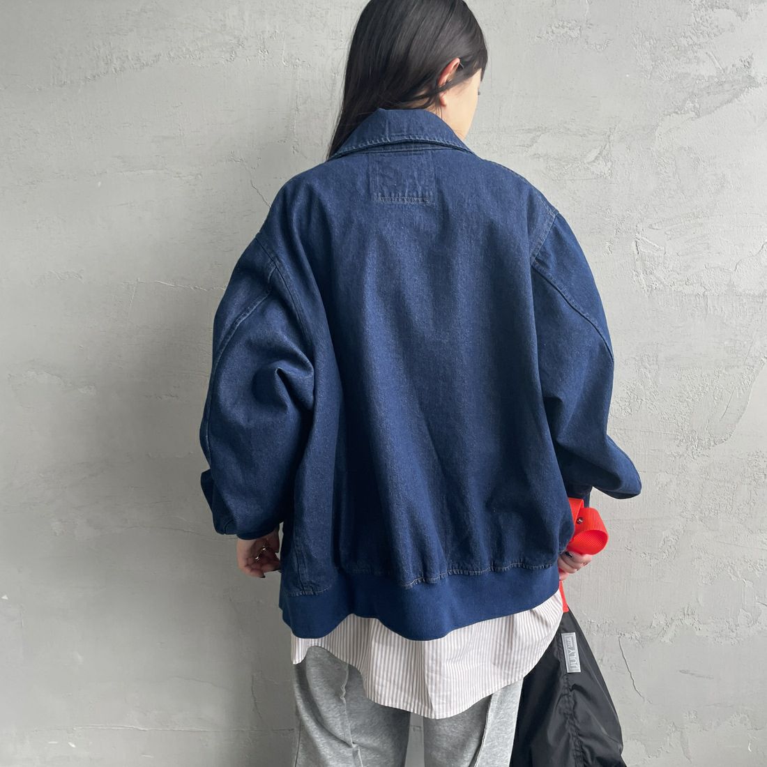 ARMY TWILL SANFORIZED [アーミーツイル サンフォライズド] 別注 ショート丈 デニムブルゾン [AM-2614502-INT-JF] NAVY &&モデル身長：150cm 着用サイズ：S&&