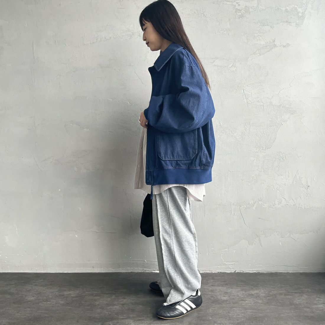 ARMY TWILL SANFORIZED [アーミーツイル サンフォライズド] 別注 ショート丈 デニムブルゾン [AM-2614502-INT-JF] NAVY &&モデル身長：150cm 着用サイズ：S&&