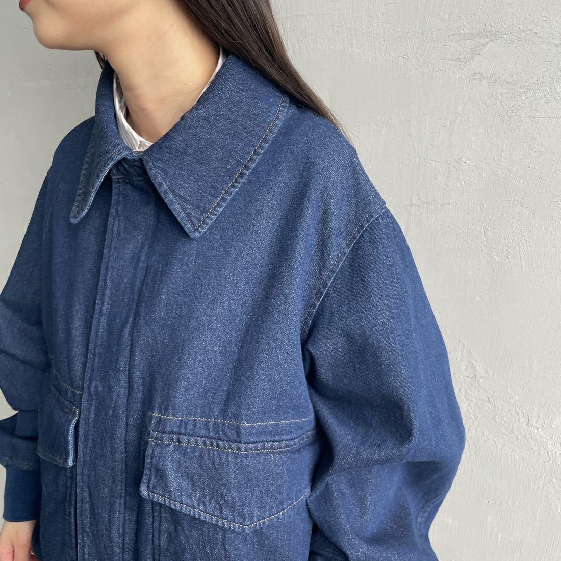 ARMY TWILL SANFORIZED [アーミーツイル サンフォライズド] 別注 ショート丈 デニムブルゾン [AM-2614502-INT-JF] NAVY &&モデル身長：150cm 着用サイズ：S&&