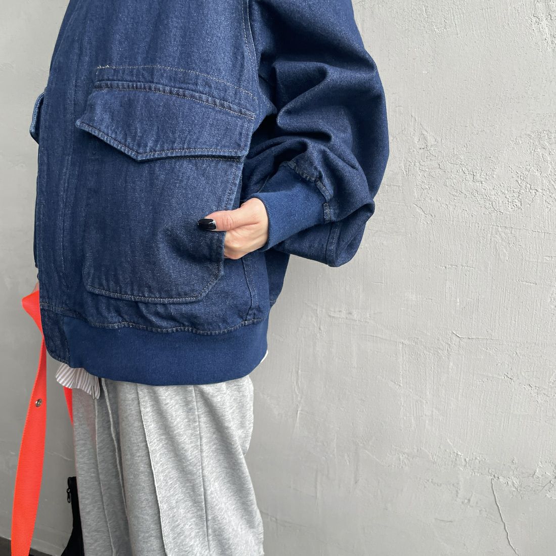 ARMY TWILL SANFORIZED [アーミーツイル サンフォライズド] 別注 ショート丈 デニムブルゾン [AM-2614502-INT-JF] NAVY &&モデル身長：150cm 着用サイズ：S&&