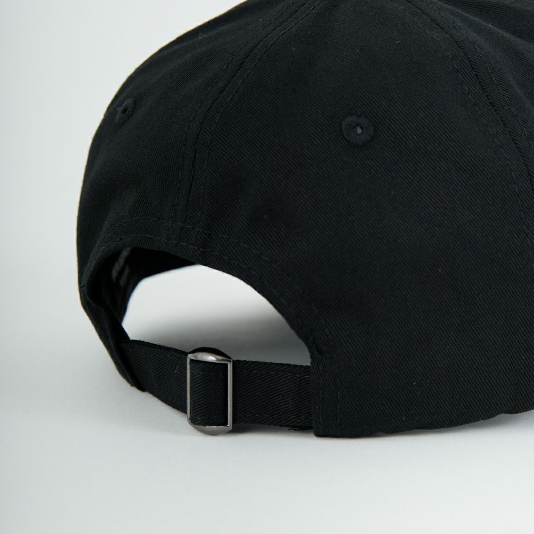 1PIU1UGUALE3 RELAX [ウノ ピゥ ウノ ウグァーレ トレ] エンボスロゴ ベースボールキャップ [USZ-26020] SN90 BLACK