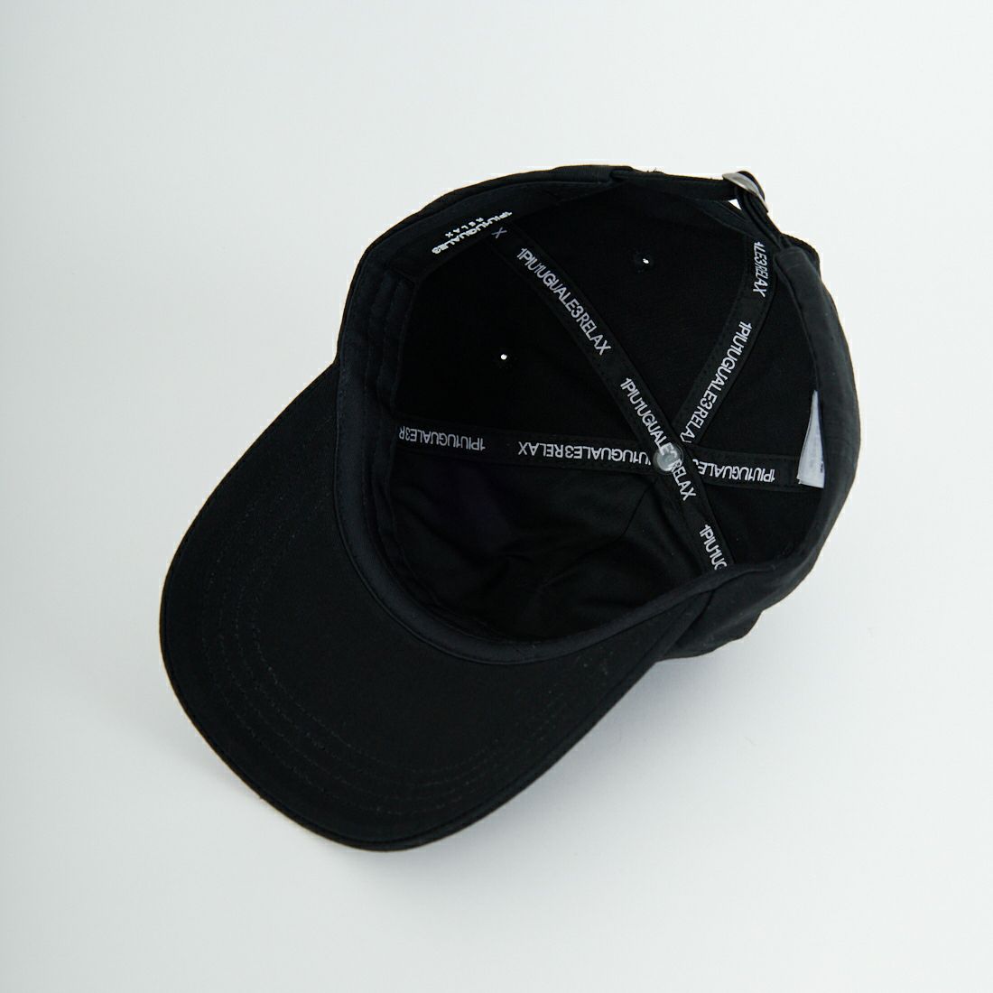 1PIU1UGUALE3 RELAX [ウノ ピゥ ウノ ウグァーレ トレ] エンボスロゴ ベースボールキャップ [USZ-26020] SN90 BLACK