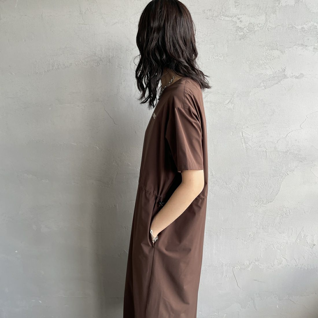 Americana × JEANS FACTORY [アメリカーナ × ジーンズファクトリー] 別注 4WAYストレッチ ウエストギャザー マキシ丈ワンピース [ASO-S-849-JF] ﾌﾞﾗｳﾝ &&モデル身長：160cm 着用サイズ：ONE SIZE&&