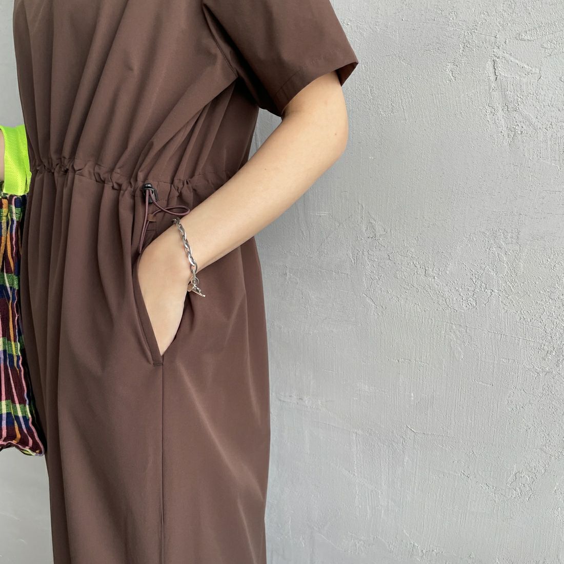 Americana × JEANS FACTORY [アメリカーナ × ジーンズファクトリー] 別注 4WAYストレッチ ウエストギャザー マキシ丈ワンピース [ASO-S-849-JF] ﾌﾞﾗｳﾝ &&モデル身長：160cm 着用サイズ：ONE SIZE&&