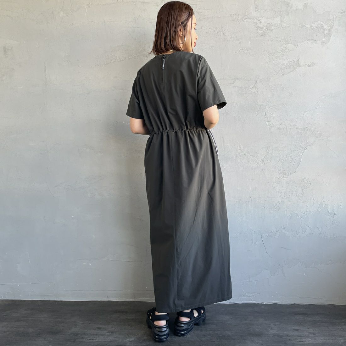 Americana × JEANS FACTORY [アメリカーナ × ジーンズファクトリー] 別注 4WAYストレッチ ウエストギャザー マキシ丈ワンピース [ASO-S-849-JF] ﾁｬｺｰﾙ &&モデル身長：159cm 着用サイズ：ONE SIZE&&