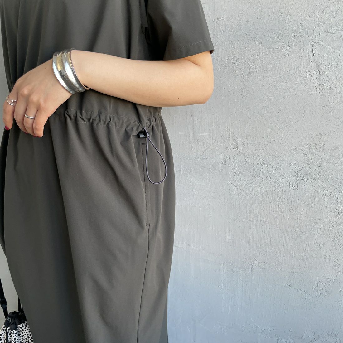 Americana × JEANS FACTORY [アメリカーナ × ジーンズファクトリー] 別注 4WAYストレッチ ウエストギャザー マキシ丈ワンピース [ASO-S-849-JF] ﾁｬｺｰﾙ &&モデル身長：159cm 着用サイズ：ONE SIZE&&