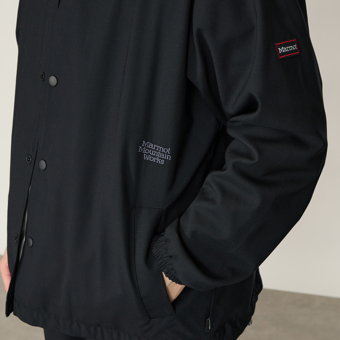 Marmot [マーモット] 別注 メリノウール コーチジャケット [MTSS26MJK330IN-JF] BLACK &&モデル身長：179cm 着用サイズ：L&&