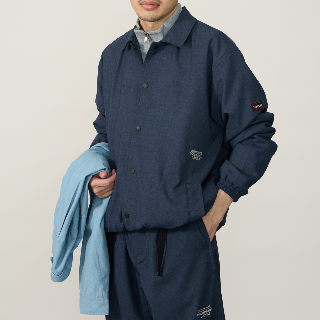 Marmot [マーモット] 別注 メリノウール コーチジャケット [MTSS26MJK330IN-JF] NAVY &&モデル身長：168cm 着用サイズ：L&&
