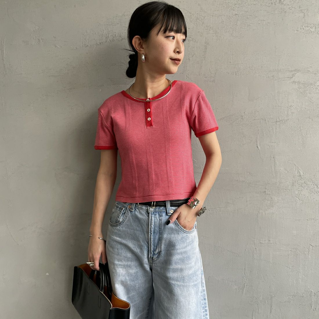 Robert P.Miller [ロバートピーミラー] 別注 クロップド丈 ボーダーヘンリーネックTシャツ [RM261-2265IN-JF] CHERRY&&モデル身長：150cm 着用サイズ：F&&