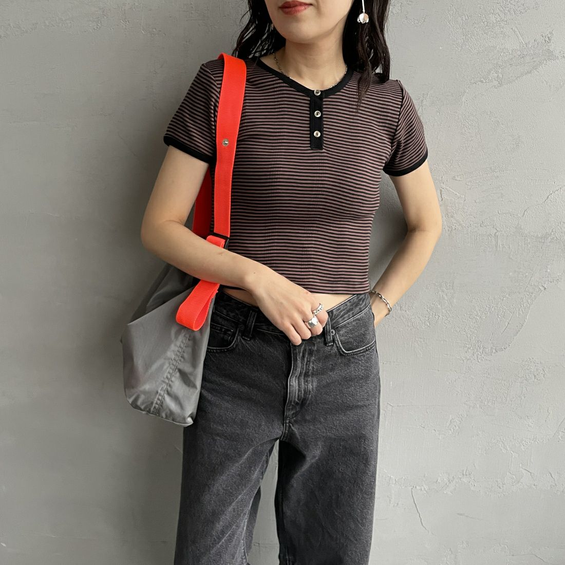 Robert P.Miller [ロバートピーミラー] 別注 クロップド丈 ボーダーヘンリーネックTシャツ [RM261-2265IN-JF] BROWN&&モデル身長：160cm 着用サイズ：F&&