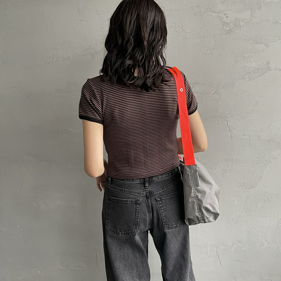 Robert P.Miller [ロバートピーミラー] 別注 クロップド丈 ボーダーヘンリーネックTシャツ [RM261-2265IN-JF] BROWN&&モデル身長：160cm 着用サイズ：F&&