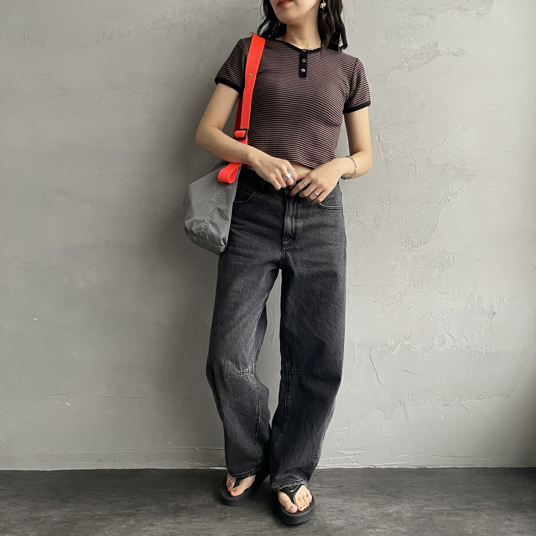 Robert P.Miller [ロバートピーミラー] 別注 クロップド丈 ボーダーヘンリーネックTシャツ [RM261-2265IN-JF] BROWN&&モデル身長：160cm 着用サイズ：F&&