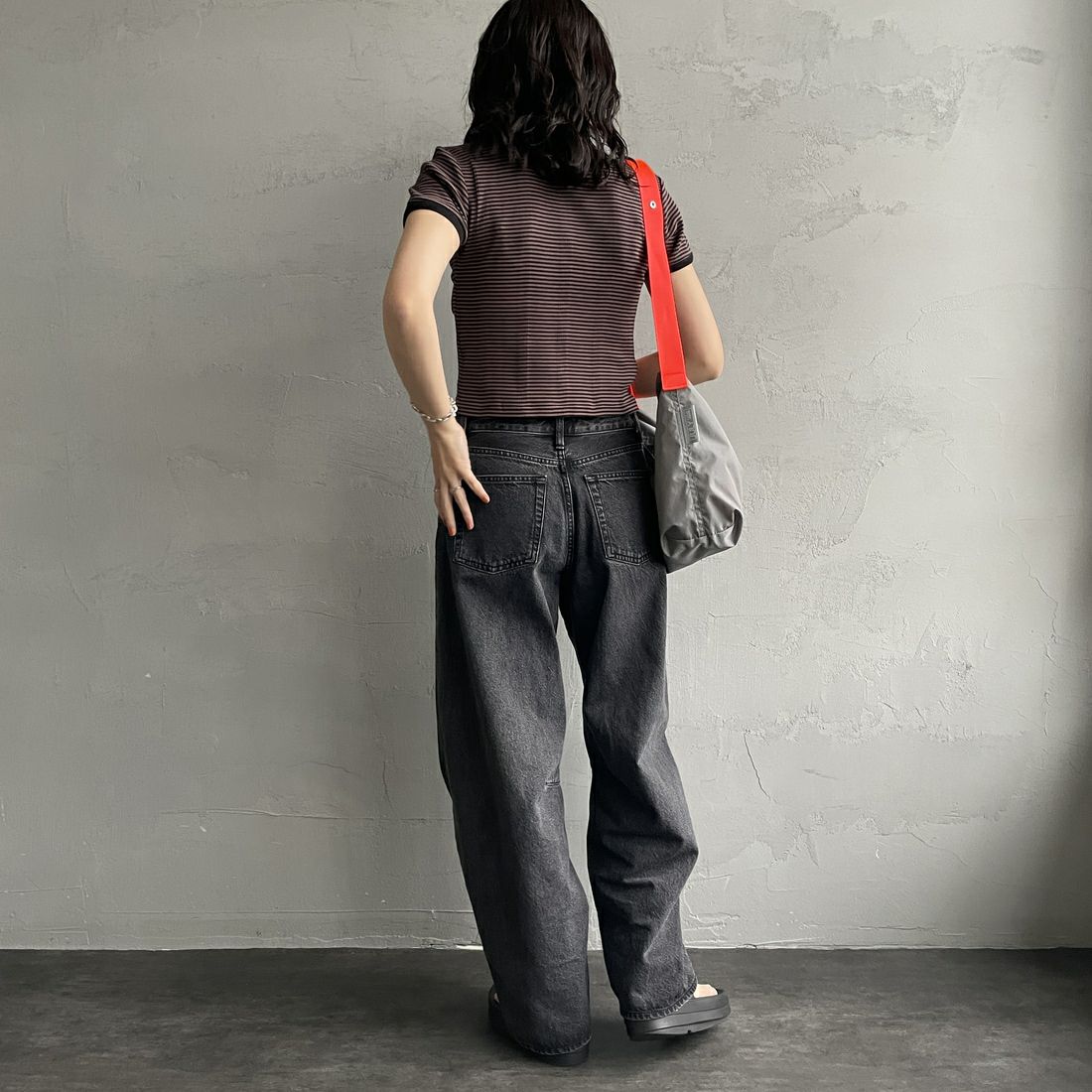 Robert P.Miller [ロバートピーミラー] 別注 クロップド丈 ボーダーヘンリーネックTシャツ [RM261-2265IN-JF] BROWN&&モデル身長：160cm 着用サイズ：F&&