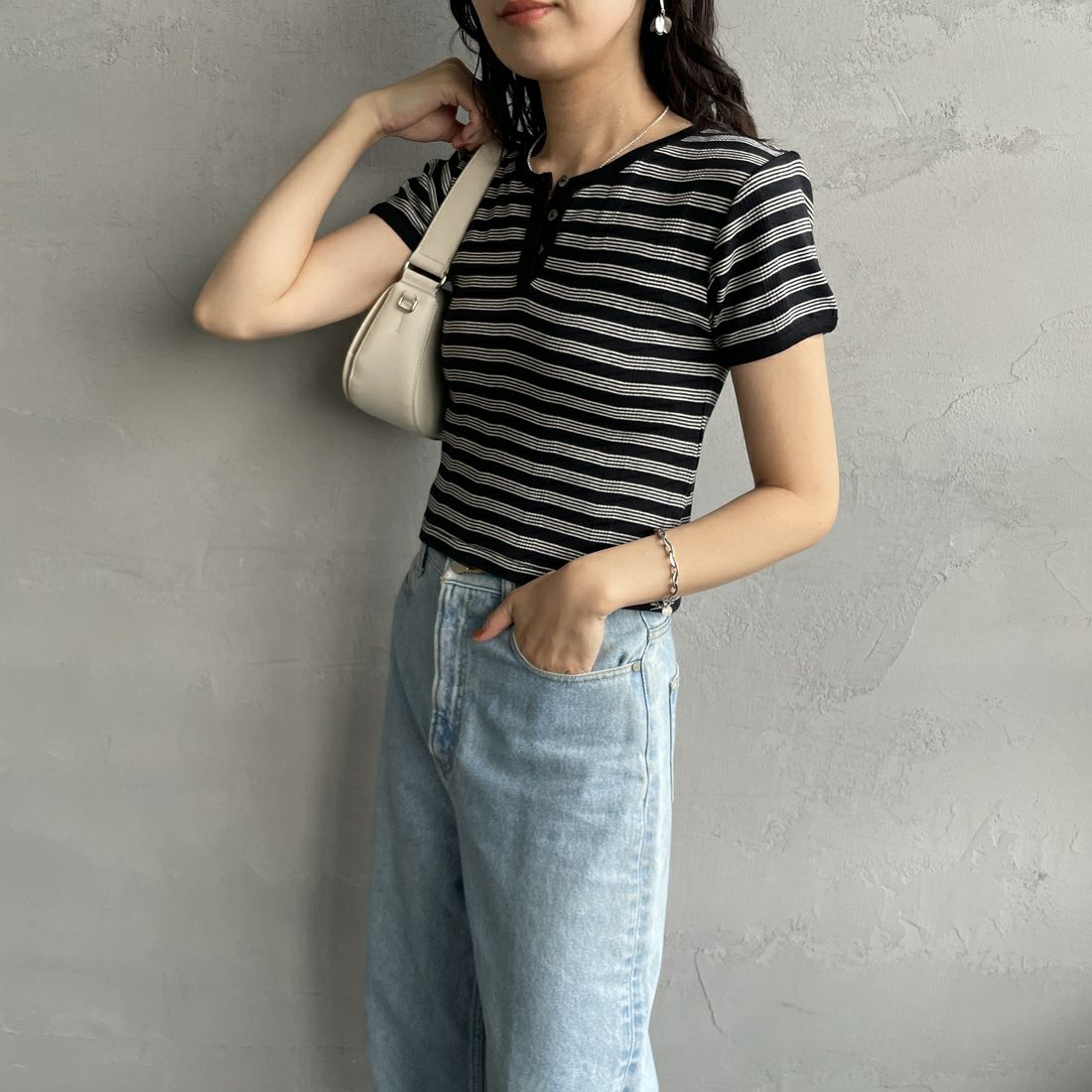 Robert P.Miller [ロバートピーミラー] 別注 クロップド丈 ボーダーヘンリーネックTシャツ [RM261-2265IN-JF] CARBON&&モデル身長：160cm 着用サイズ：F&&