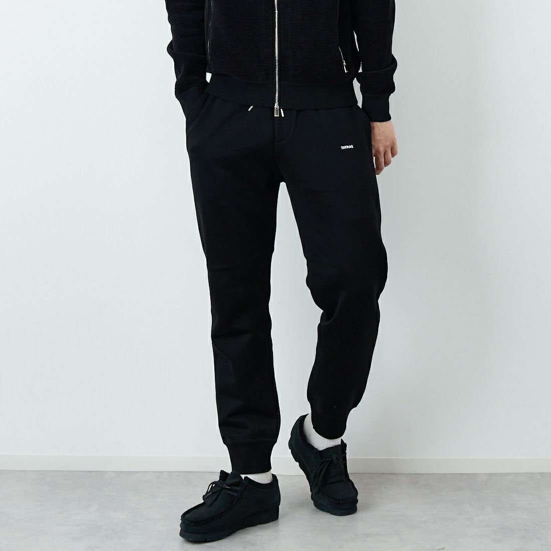 TATRAS [タトラス] FOLMIDO/フォルミード スウェットパンツ [MCKZ0048103588] BLACK &&モデル身長：179cm 着用サイズ：3&&
