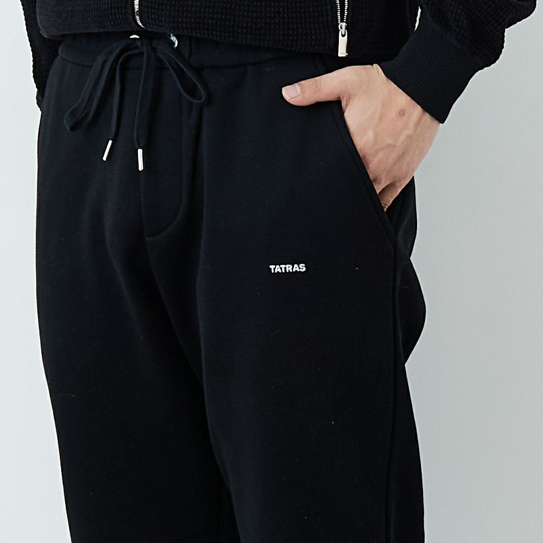 TATRAS [タトラス] FOLMIDO/フォルミード スウェットパンツ [MCKZ0048103588] BLACK &&モデル身長：179cm 着用サイズ：3&&