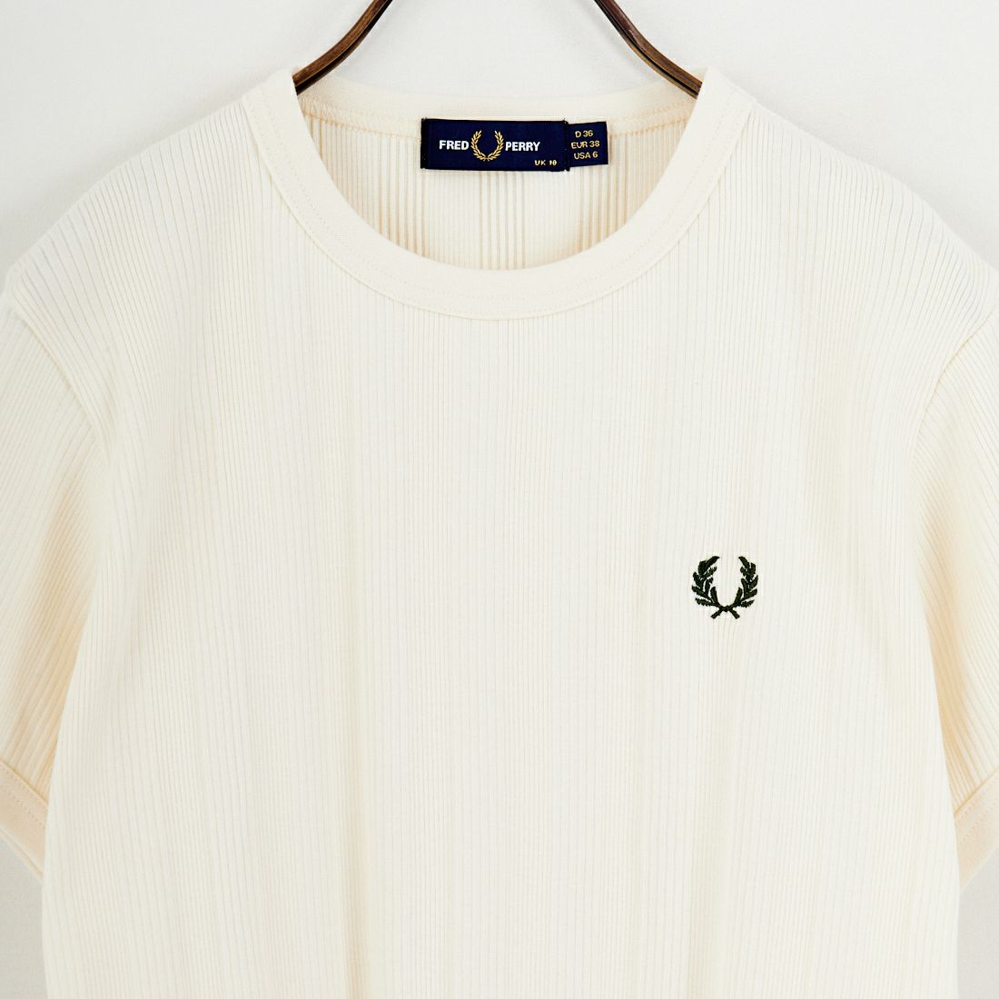 FRED PERRY [フレッドペリー] 別注 ランダムリブ ワンポイントロゴ刺繍リンガーTシャツ [FPW-26S-032JF] ECRU/GRASS