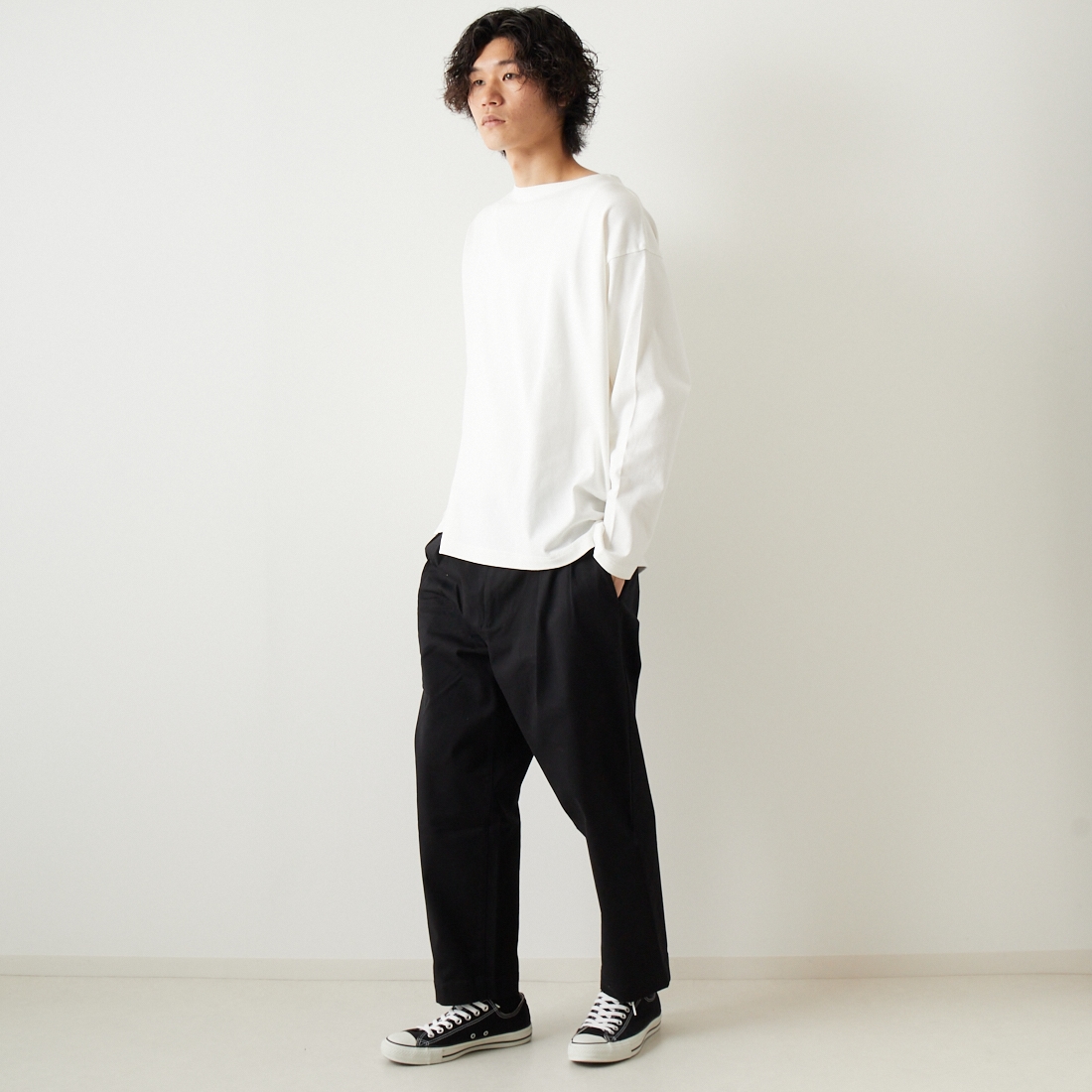 VALTA [ヴァルタ] 別注 タックテーパードチノパンツ [VA3018-JF] 710 BLACK &&モデル身長：182cm 着用サイズ：M&&