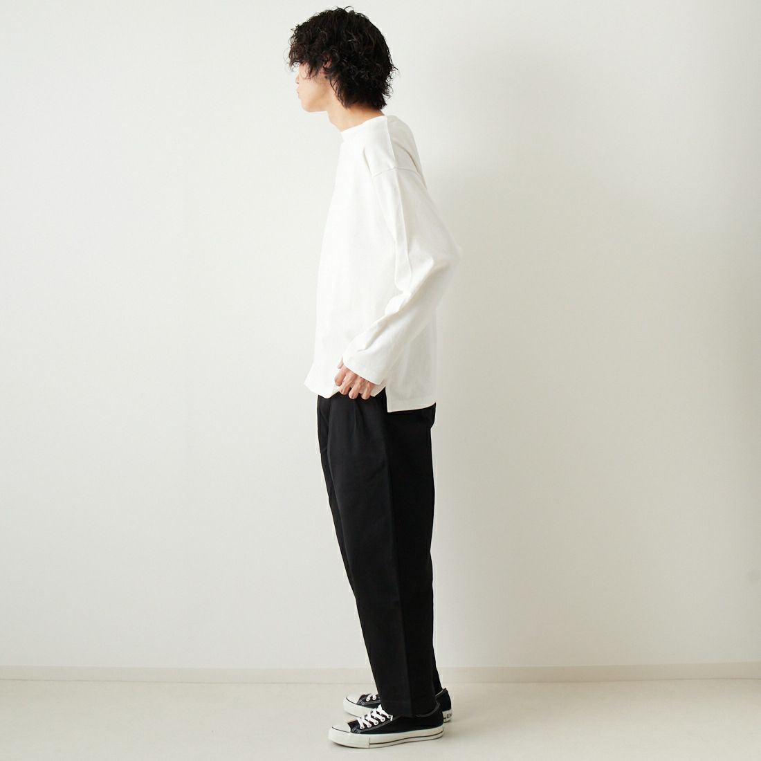 VALTA [ヴァルタ] 別注 タックテーパードチノパンツ [VA3018-JF] 710 BLACK &&モデル身長：182cm 着用サイズ：M&&