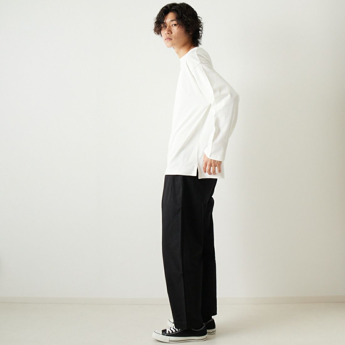 VALTA [ヴァルタ] 別注 タックテーパードチノパンツ [VA3018-JF] 710 BLACK &&モデル身長：182cm 着用サイズ：M&&