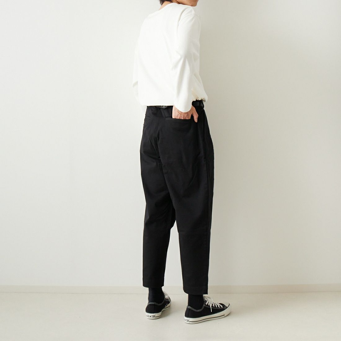 VALTA [ヴァルタ] 別注 タックテーパードチノパンツ [VA3018-JF] 710 BLACK &&モデル身長：182cm 着用サイズ：M&&