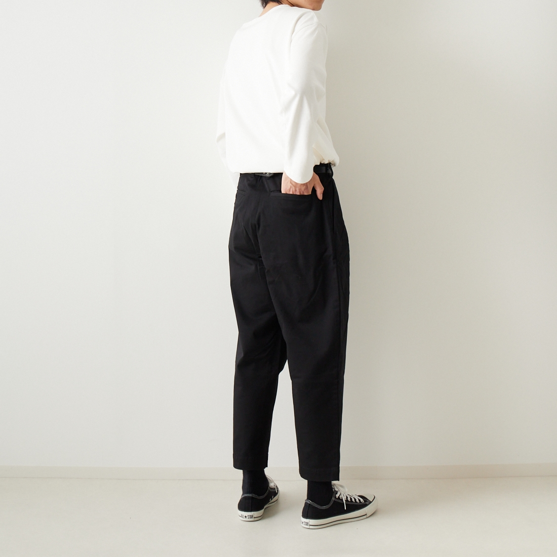 VALTA [ヴァルタ] 別注 タックテーパードチノパンツ [VA3018-JF] 710 BLACK &&モデル身長：182cm 着用サイズ：M&&
