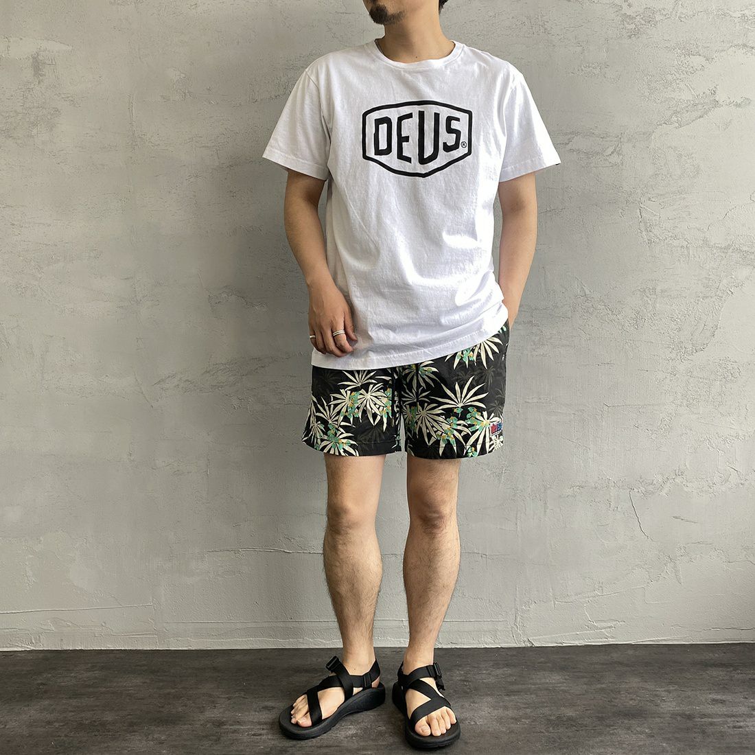 DEUS EX MACHINA [デウス エクス マキナ] SHIELD Tシャツ [T-DMW41808E] WHITE&&モデル身長：173cm 着用サイズ：S&&
