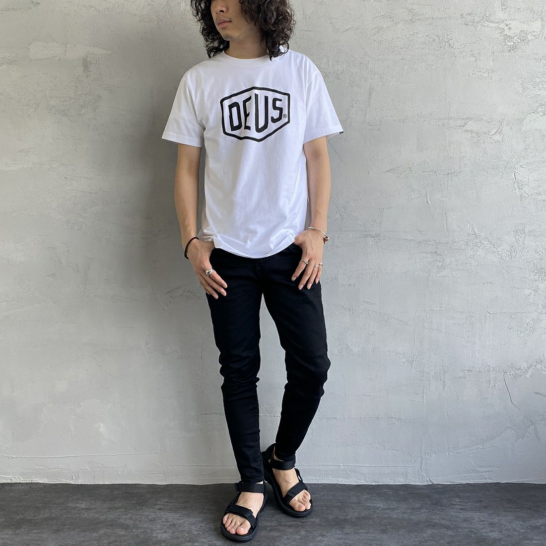 DEUS EX MACHINA [デウス エクス マキナ] SHIELD Tシャツ [T-DMW41808E] WHITE&&モデル身長：173cm 着用サイズ：S&&