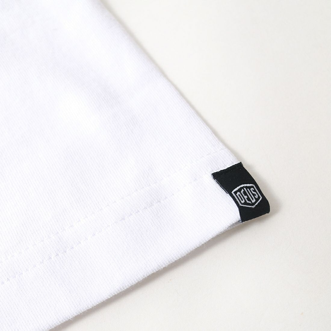 DEUS EX MACHINA [デウス エクス マキナ] SHIELD Tシャツ [T-DMW41808E] WHITE