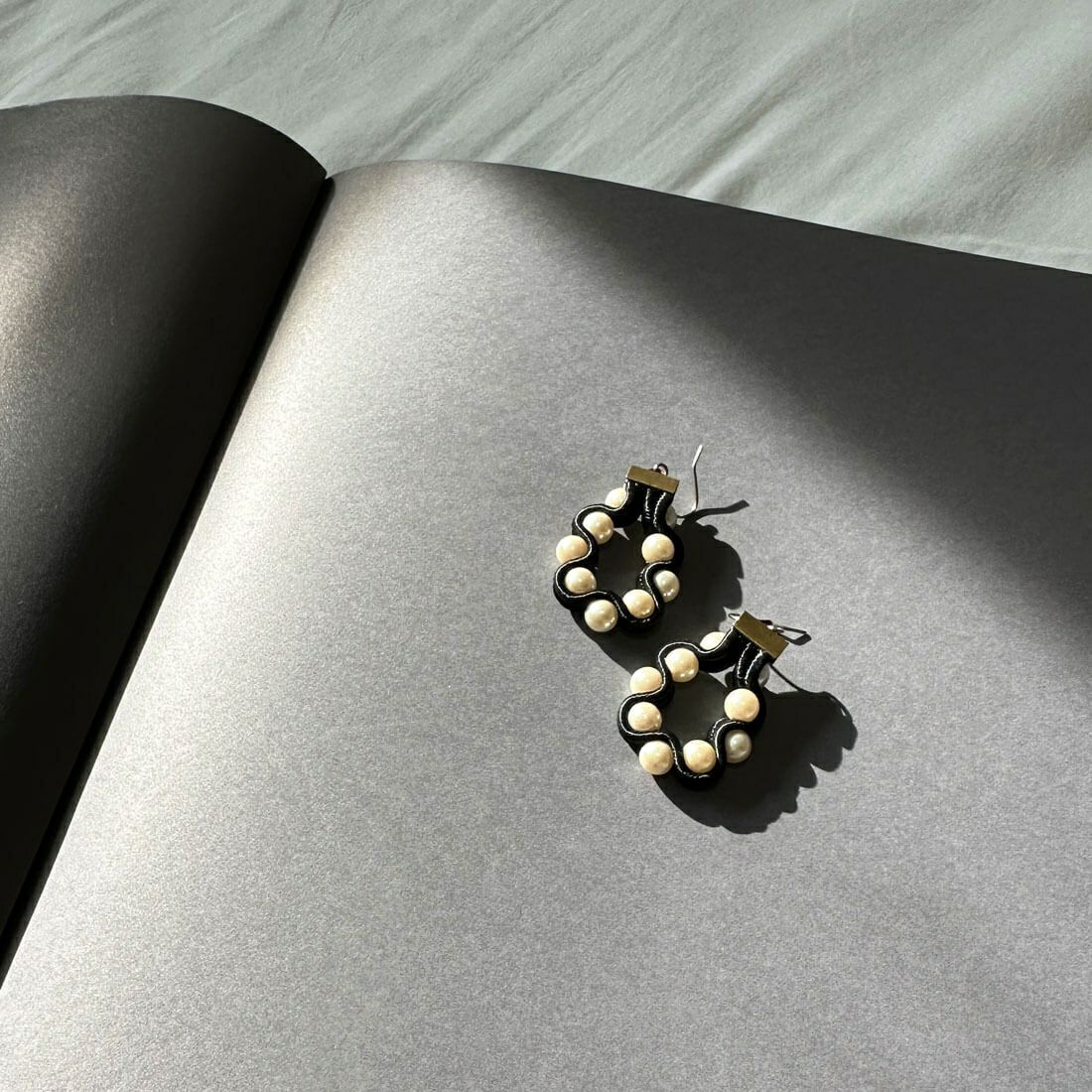 STELLA CIFFON [ステラシフォン] 樹脂パールラウンドピアス [AST-P71] 80 BLACK